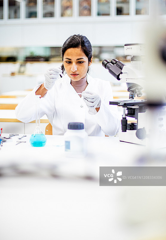 科学家在实验室使用移液器图片素材