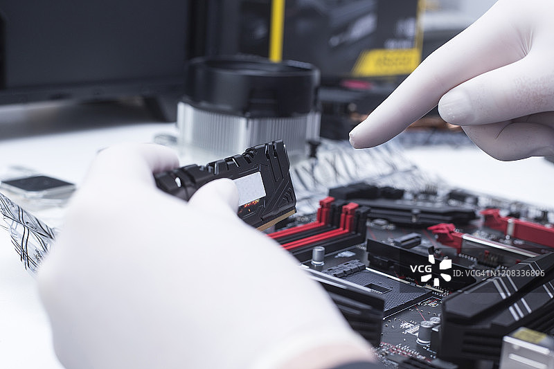 将新CPU安装到主板上。安装内存条、微处理器和主板图片素材