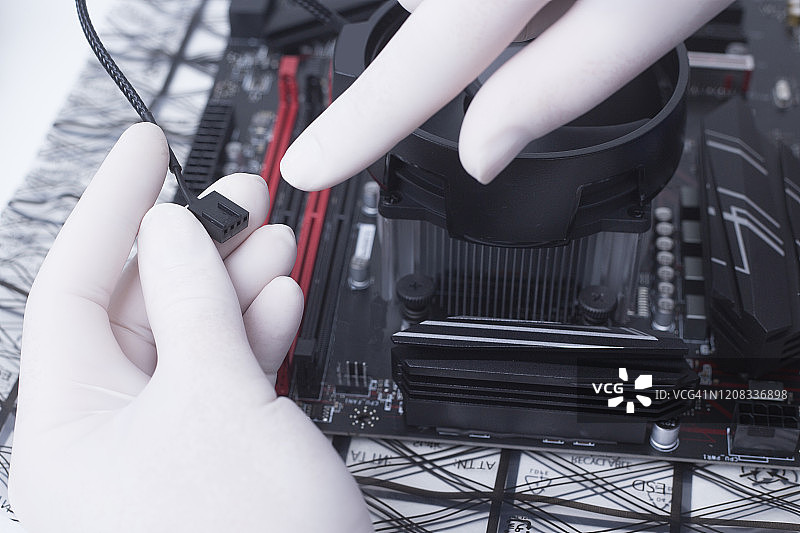 将新CPU安装到主板上。安装内存条、微处理器和主板图片素材