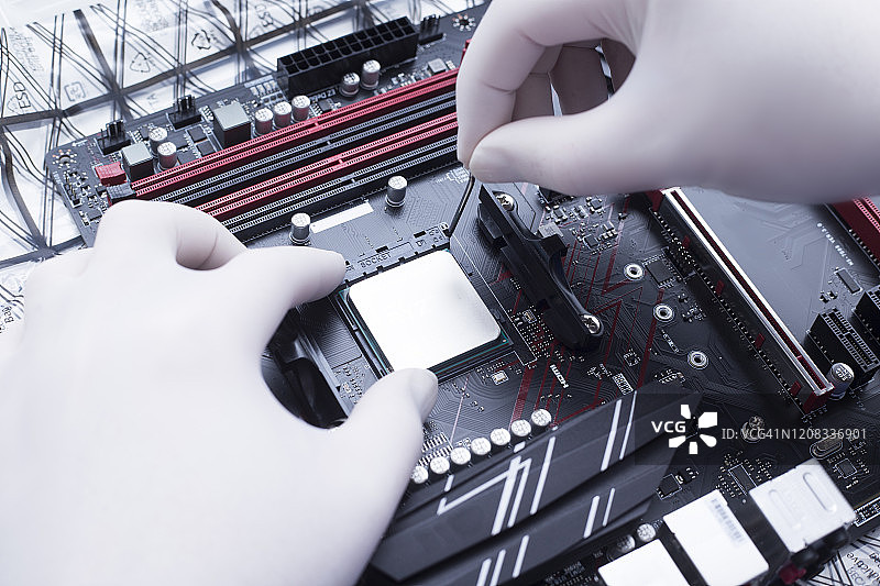 将新CPU安装到主板上。安装内存条、微处理器和主板图片素材