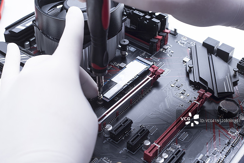 将新CPU安装到主板上。安装内存条、微处理器和主板图片素材