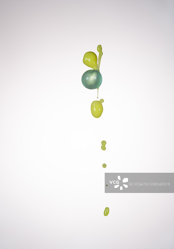 绿色水花与红色在空中碰撞，白色背景图片素材