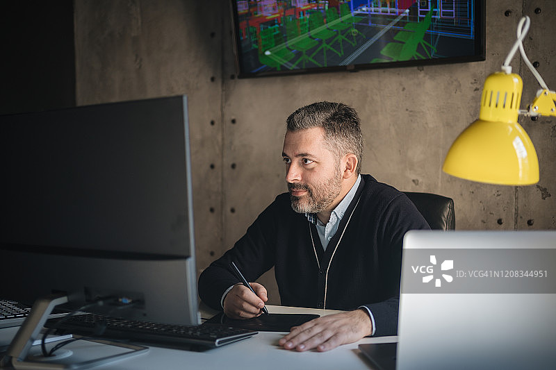 设计师在他的工业设计办公室工作图片素材