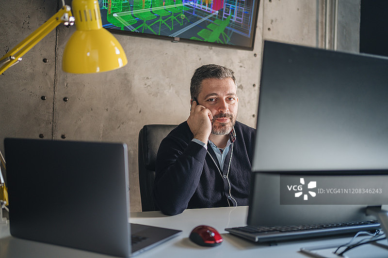 在办公室使用手机的商人图片素材