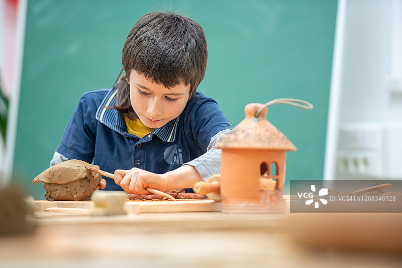 小学生在课堂上用黏土制作手工图片素材