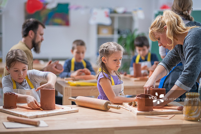 学校里的泥塑艺术课图片素材
