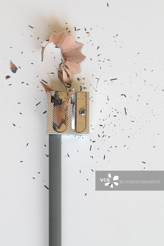 白色背景上的灰色铅笔和铅笔屑图片素材