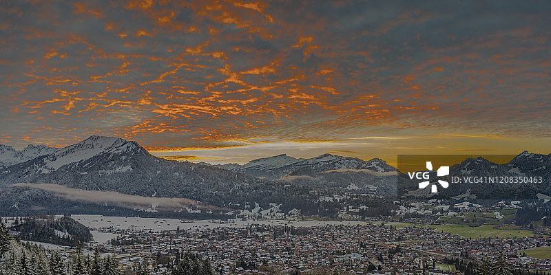 德国奥伯斯多夫的傍晚，霍厄尔伊芬，戈特萨克高原，托雷克，小瓦尔瑟山谷，福拉尔贝格州，阿尔高阿尔卑斯山，奥地利背景图片素材
