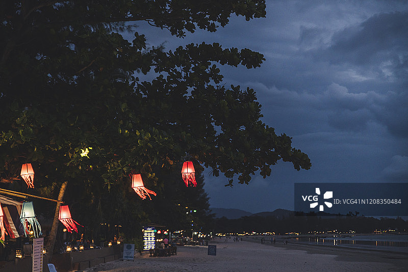 泰国兰塔岛海滩上餐厅的灯具图片素材