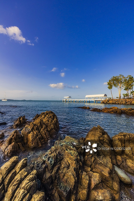 澳大利亚昆士兰州，艾尔利海滩附近岩石海岸图片素材