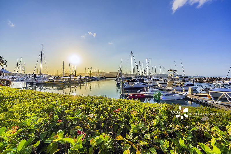澳大利亚昆士兰艾尔利海滩日落港口船只图片素材
