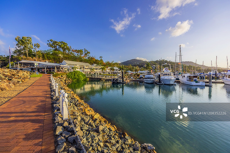 澳大利亚昆士兰州，艾尔利海滩附近海港的船只图片素材