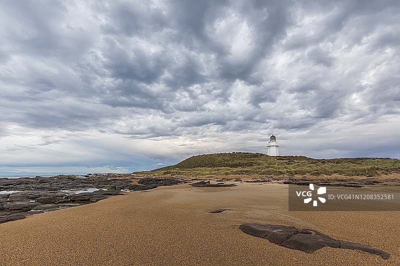 新西兰南岛奥塔拉海滩和怀帕帕角灯塔图片素材