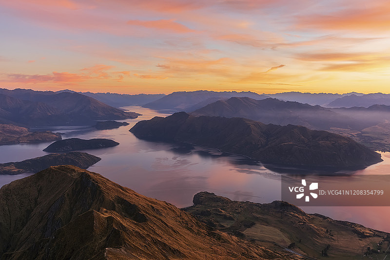 日出时分的瓦纳卡湖，从新西兰南岛罗伊斯峰观看图片素材