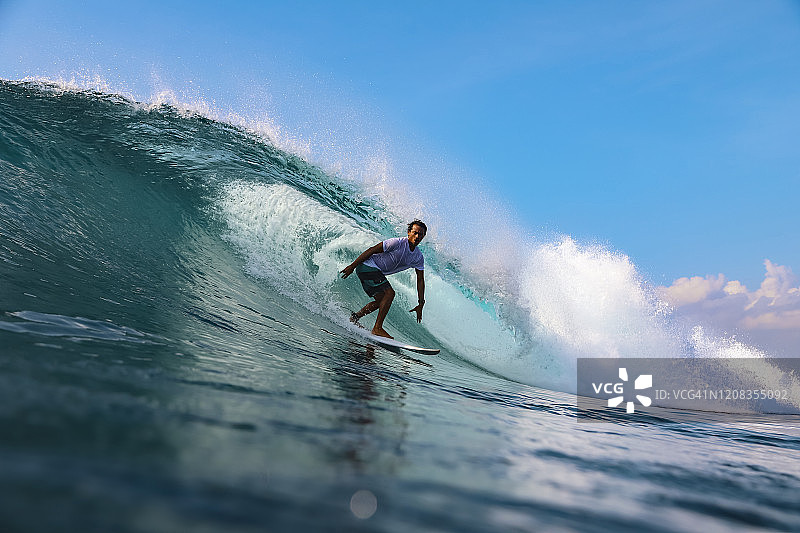 印度尼西亚巴厘岛的冲浪者图片素材