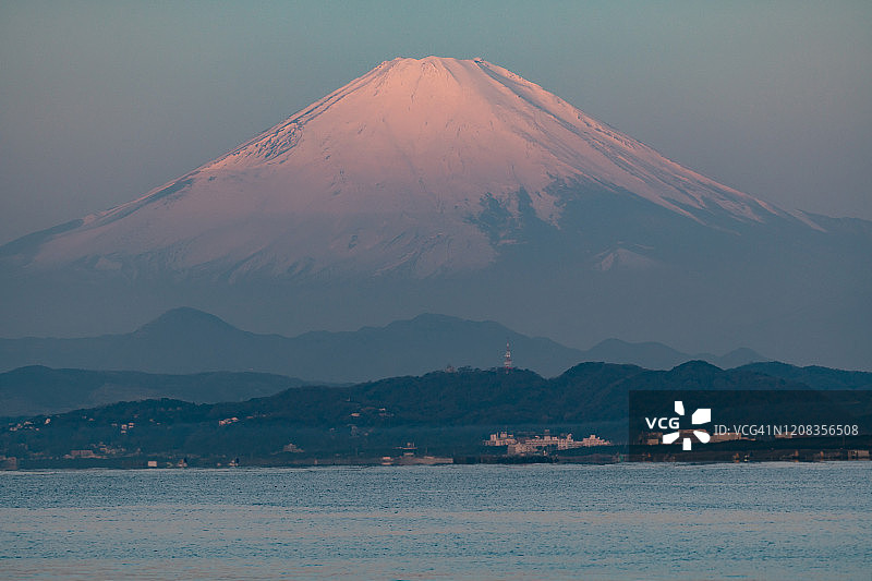 日本神奈川县的富士山雪景和海滩图片素材