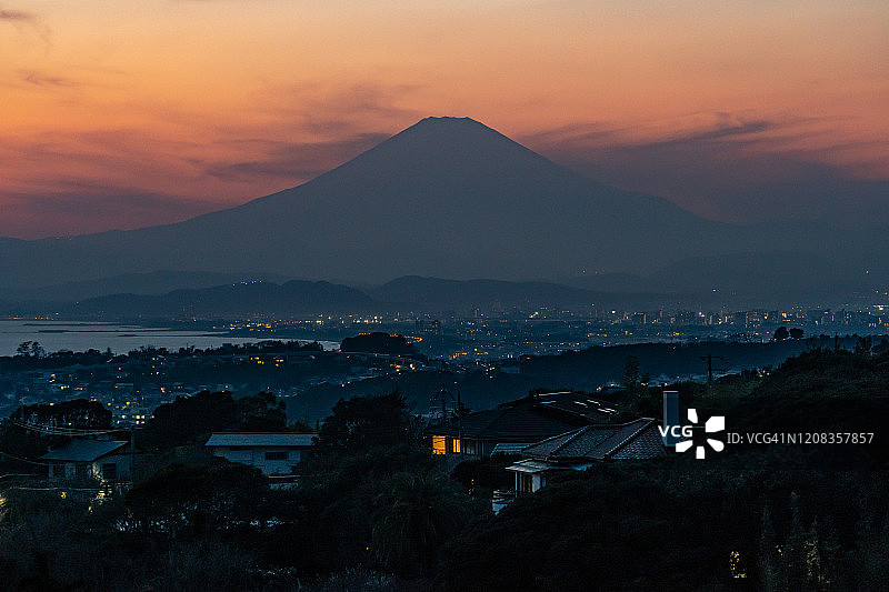 日本神奈川县海滨住宅区与富士山图片素材