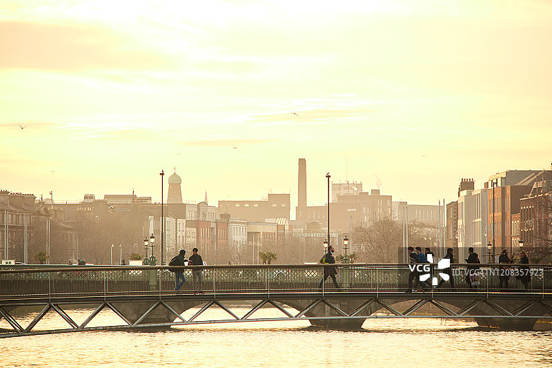 爱尔兰都柏林市利费伊河沿岸的码头图片素材