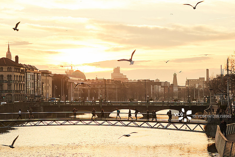 爱尔兰都柏林市利费伊河沿岸的码头图片素材