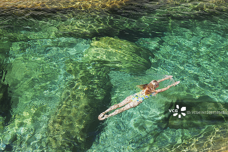 女人在清爽的韦尔扎斯卡河中游泳图片素材