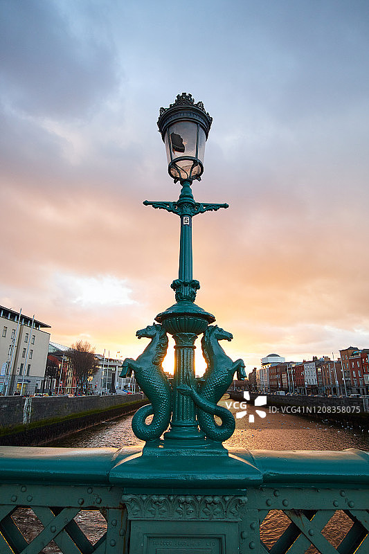 爱尔兰都柏林市的格拉attan桥图片素材