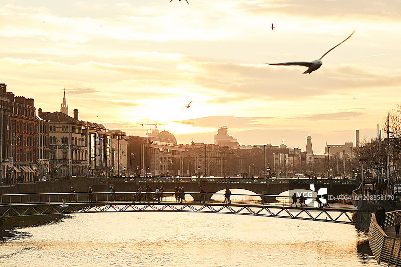爱尔兰都柏林市利费伊河沿岸的码头图片素材