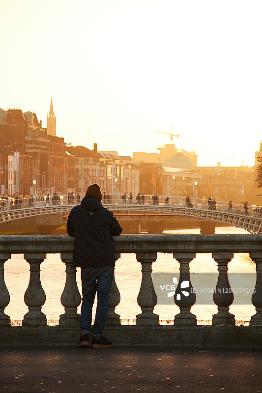 爱尔兰都柏林市利费伊河沿岸的码头图片素材