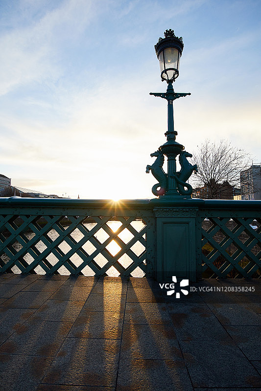 爱尔兰都柏林市的格拉attan桥图片素材