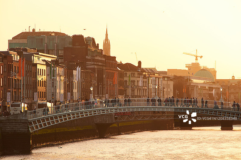 爱尔兰都柏林市的哈彭尼桥图片素材