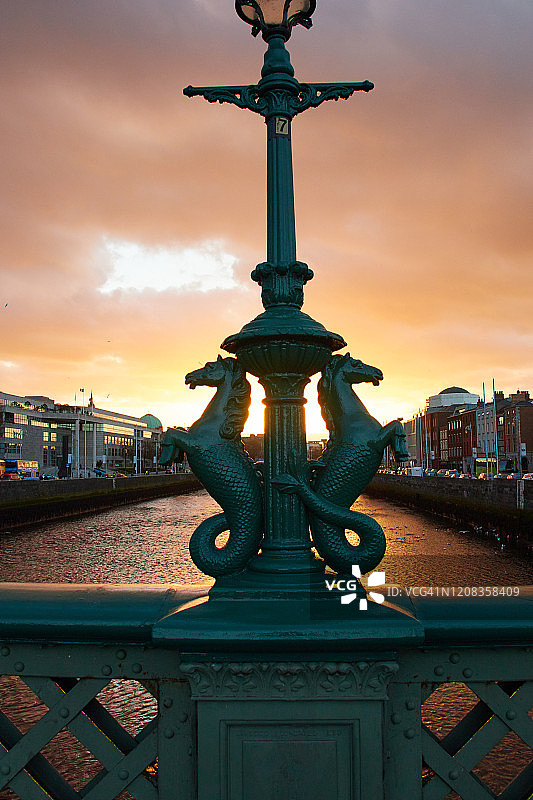 爱尔兰都柏林市的格拉attan桥图片素材