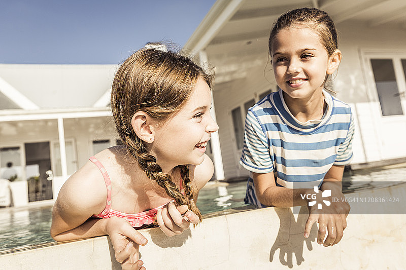 两个快乐的女孩在游泳池里图片素材