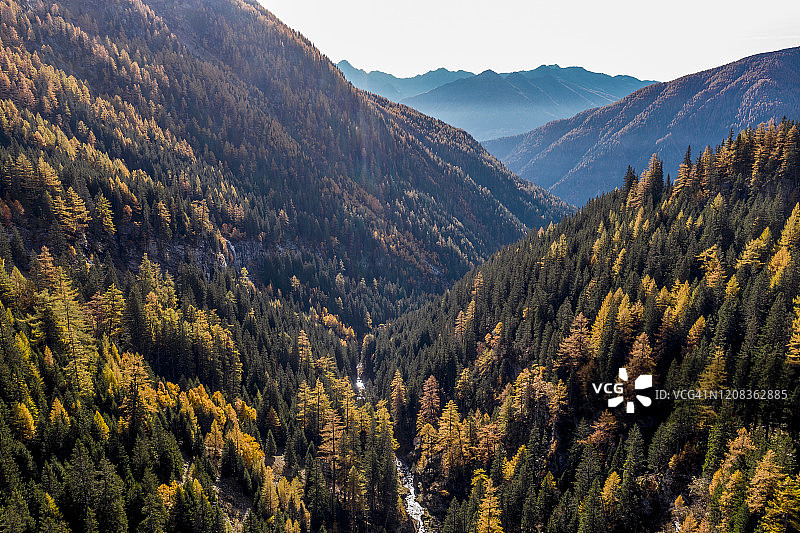 奥地利克恩顿州：秋季森林山谷的鸟瞰图图片素材