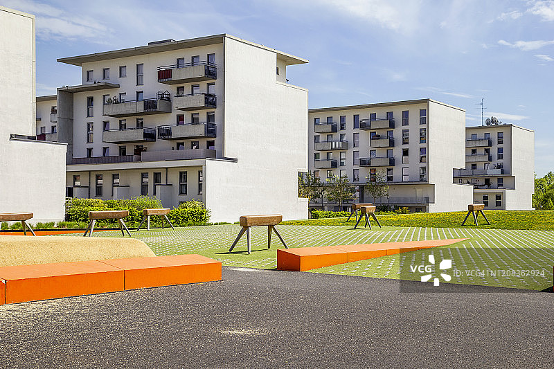 德国慕尼黑特蕾西娅公园的住宅楼前的体操游乐场图片素材