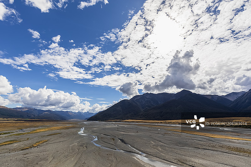 新西兰亚瑟通道国家公园怀马卡里里河上的云彩图片素材