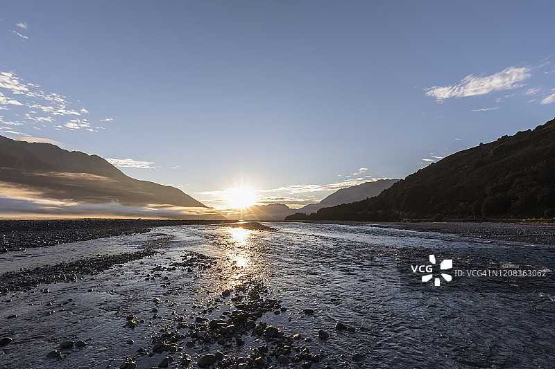 新西兰格雷区因奇博尼怀马卡里里河的雾蒙蒙日出图片素材