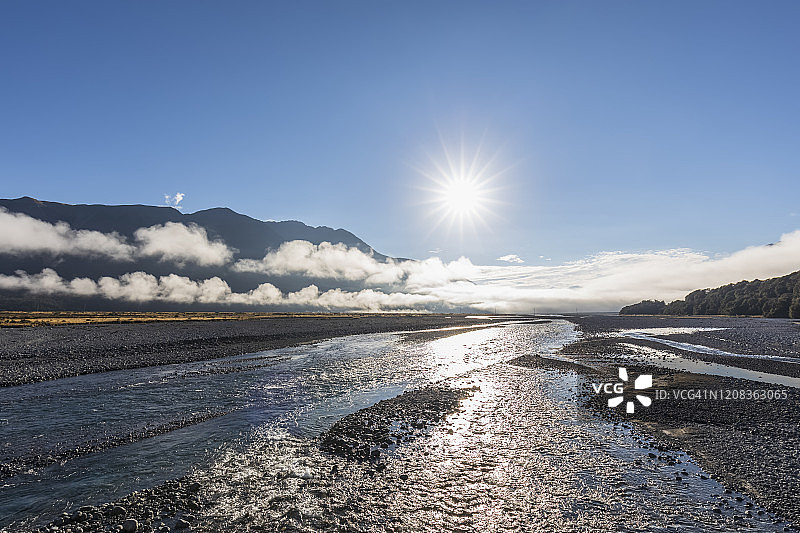 新西兰格雷区因奇博尼怀马卡里里河的雾蒙蒙日出图片素材