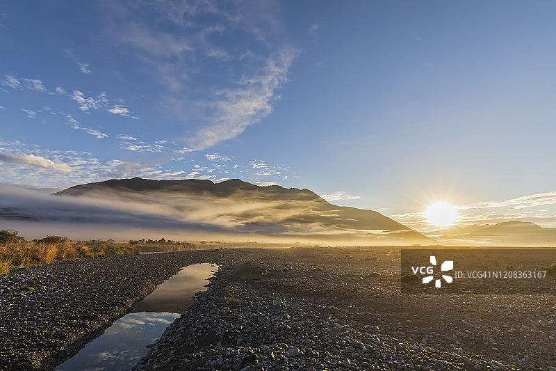新西兰亚瑟通道国家公园怀马卡里里河日出图片素材