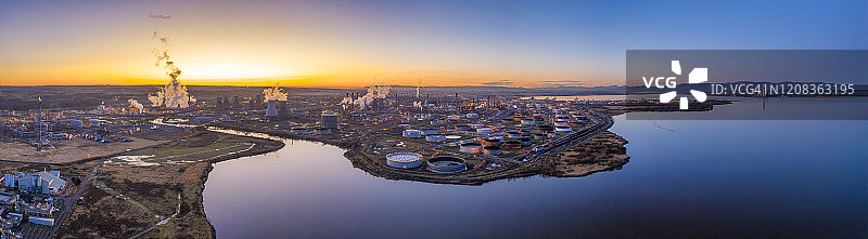 英国，苏格兰，格兰杰默斯，格兰杰默斯炼油厂日落时的空中全景图片素材