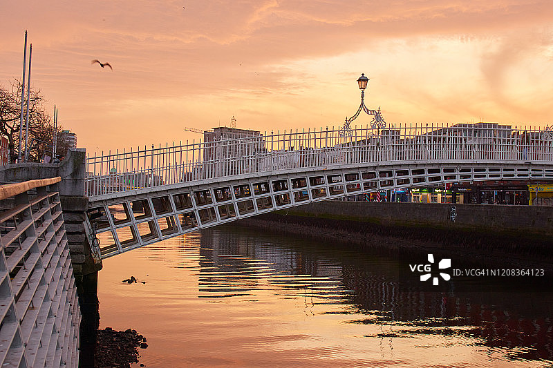 爱尔兰都柏林市的哈彭尼桥图片素材