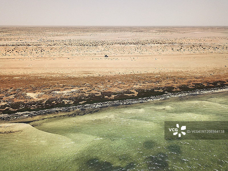毛里塔尼亚阿金滩公园：汽车穿越沙漠航拍图片素材