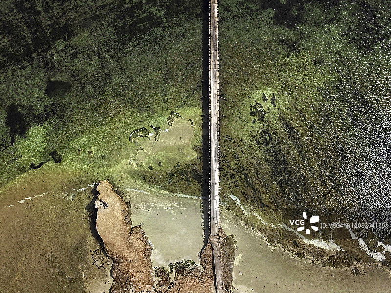 毛里塔尼亚努瓦迪布海岸线和木制码头鸟瞰图图片素材