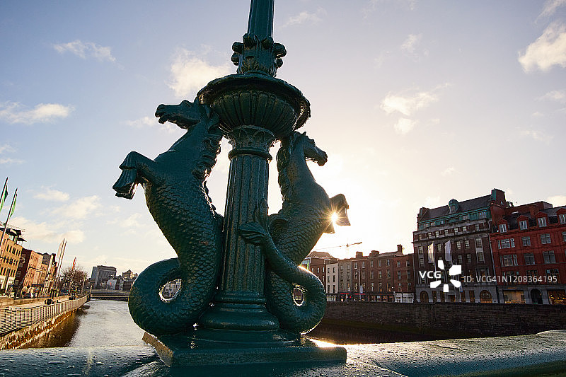 爱尔兰都柏林市的格拉attan桥图片素材