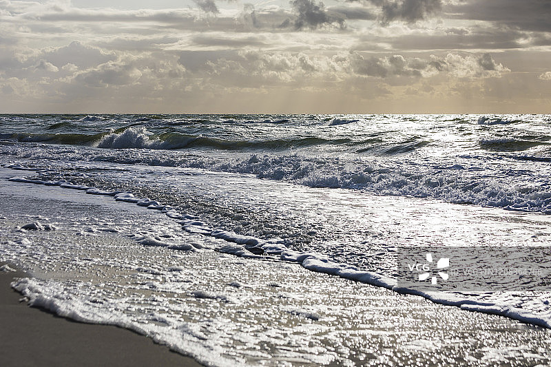 德国梅克伦堡-前波美拉尼亚，普雷罗，波罗的海黄昏时分的海浪拍打着沙滩图片素材