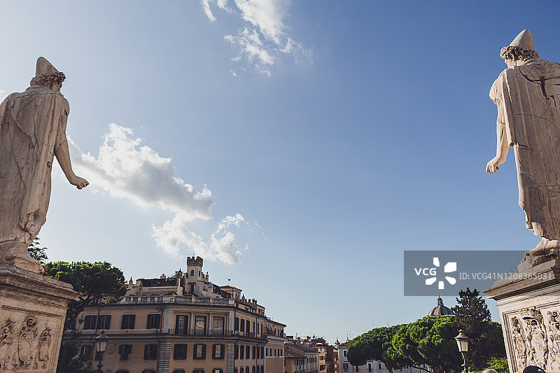 意大利罗马：蓝天下的卡斯托雕像图片素材