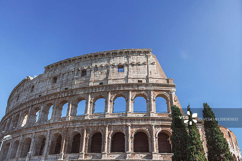 意大利罗马：湛蓝天空下的弗拉维安圆形剧场图片素材