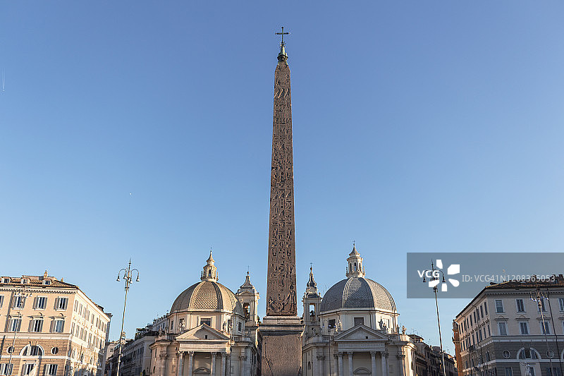 意大利罗马：弗拉米尼奥方尖碑，位于奇迹圣母教堂和蒙特桑托圣母教堂之间图片素材