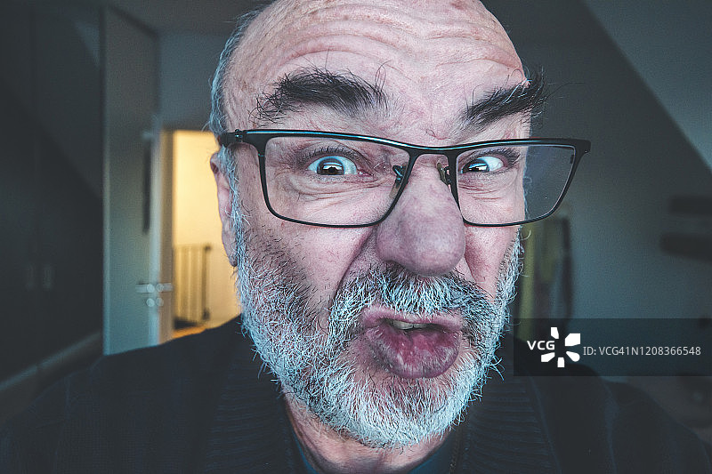 表情严肃的年长男人肖像图片素材