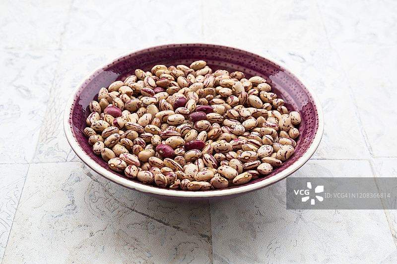 平铺表面上的一碗干斑豆和博洛蒂豆图片素材