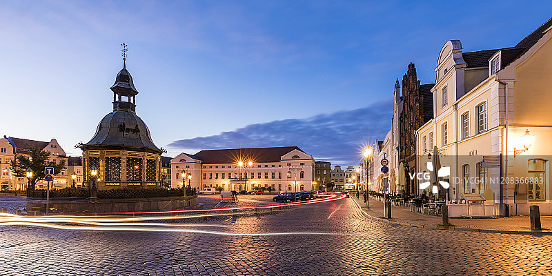 德国梅克伦堡-前波美拉尼亚维斯马市集广场，1602年水works（Wasserkunst）图片素材