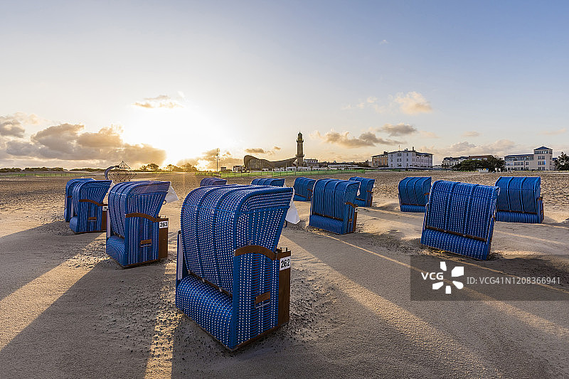 德国梅克伦堡-前波美拉尼亚：瓦尔内明德海滩日落时分的沙滩椅图片素材